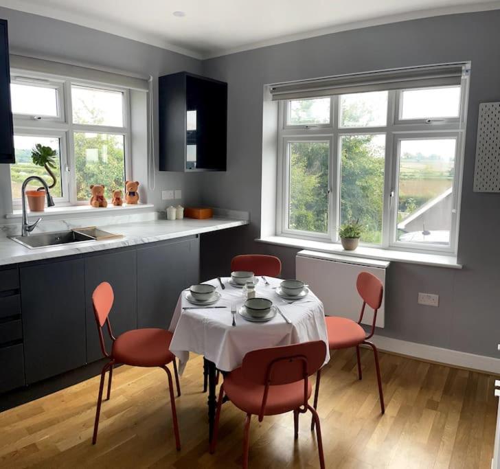Apartment One-bedroom Flat With Plenty Of Parkings
